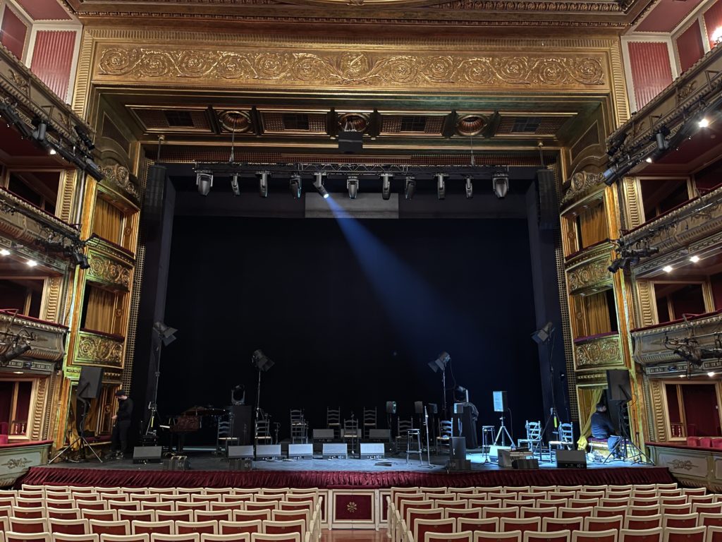 El Teatro de la Zarzuela se equipa con focos móviles de luz LED