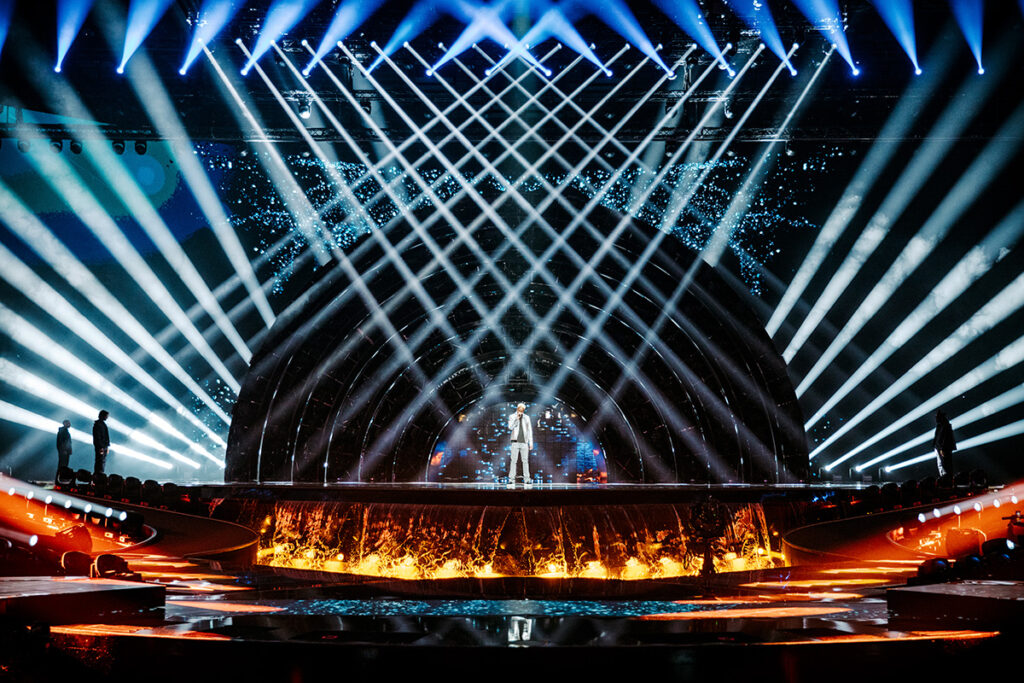 El espectacular escenario de Eurovisión 2022 con luces de Clay Paky y Ayrton.